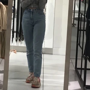 Ljus blåa mom jeans - jag säljer mina ljus blåa mom jeans ifrån monki. Har använt de mycket men det är fortfarande i jätte fint skick. De kostar 400 kr från början och jag säljer det för 80+frakt men priset går att diskutera. De är i storlek 24 alltså xs.