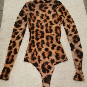 Leopard body  - Leopard body med genomskinligt tyg. Storlek s från nelly 