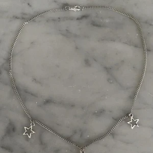 Halsband - Ett halsband med tunn kedja med stjärnor, man kan få med 1,3 eller 5 stjärnor.