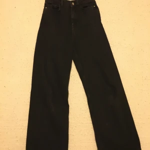 Svarta Zara jeans - Använda ett fåtal gånger då det inte är min. Storlek 34/s. Köpta från Zara för ursprungligen 500kr. Meddela mig ifall det finns frågor.