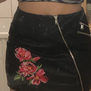 Leather skirt - Läderkjol, nyköpt, aldrig använd. Storlek 38, originalpris: 179kr, säljs för 99kr ! 