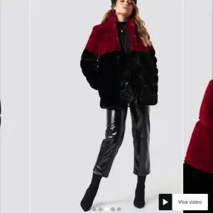 Faux fur, använd fåtal gånger. Pris på hemsidan är 1199. Obs bild två är inte min.