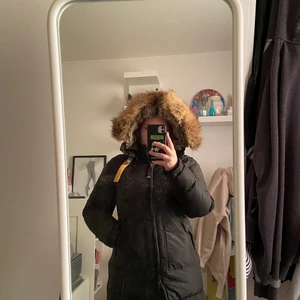 Para Jumper longbear - Säljer nu min parajumper jacka i storlek xl eftersom att jag är sugen på att köpa mig en ny vinterjacka. Det är den äldre modellen av jackan men enligt mig är den enda skillnaden loggan på armen. Varmaste jackan jag har haft, super skick.