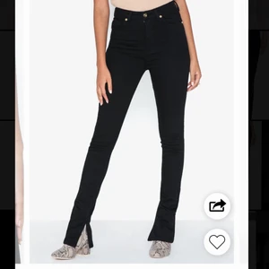 Svarta jeans med slits - Svarta jeans med slits från The Odenim. Storlek 36/Long. Nypris: 1600kr. Använda 2 gånger. Först till kvarn på alla plagg, ingen budgivning. Ange vilket pris du skulle vilja köpa plagget för så kan vi komma överens om ett bra pris där båda blir nöjda. 