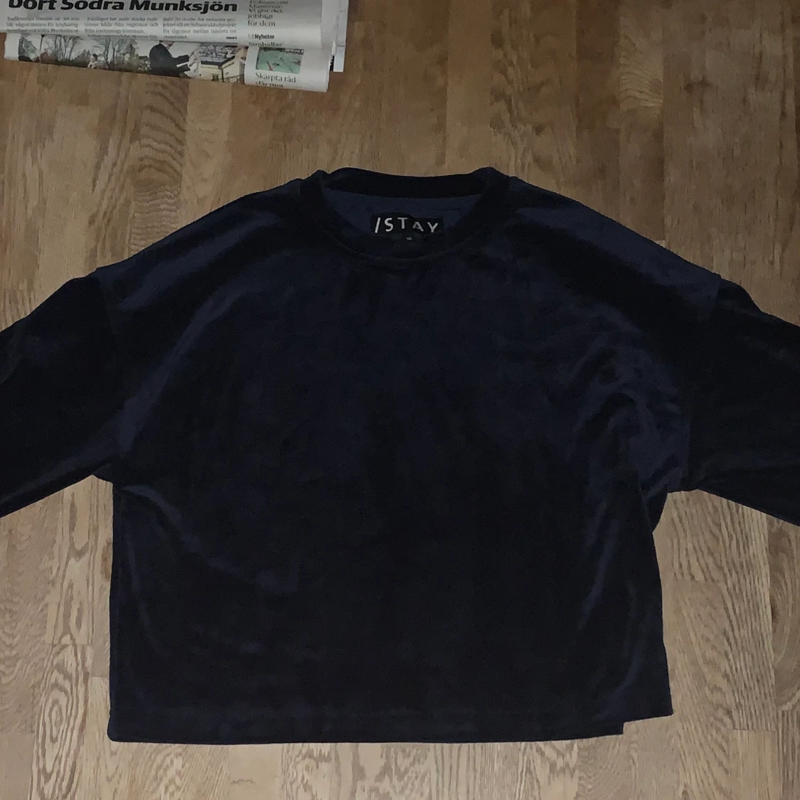 Blå croppad STAY tröja. - 90