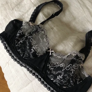 Lace bra - Bralette/spets bh från intimissimi, kupa A. Köpt i London för ca 600 kr. Omkrets ca 65 cm. Skulle säga att den passar en A/B kupa! Sitter jättefint men passar tyvärr inte mig längre.