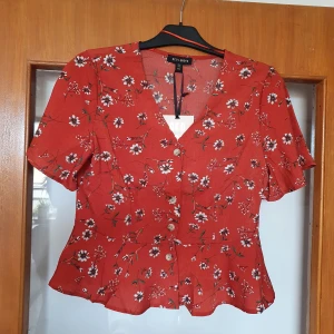 Blommig blus - Ny och oanvänd med prislappen kvar. 