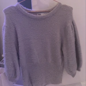 Lila lurvig tröja - Frakten ingår i priset! 