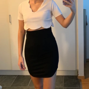 Klänning  - Klänning med öppen rygg. Använd 1 gång, storlek S.  Först till kvarn på alla plagg, ingen budgivning. Ange vilket pris du skulle vilja köpa plagget för så kan vi komma överens om ett bra pris där båda blir nöjda. 