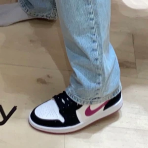 Nike Air jordans mids  - Snygga jordans som är befinner sig i mycket fint skick. Inte kommit till användning då det inte riktigt är min stil. Använd kanske två ggr. Köpta för 1300kr på footlocker i sthlm. Priset går att diskutera vid smidig affär<3