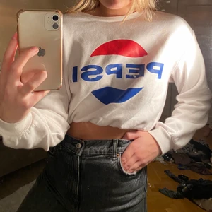 Pepsi sweatshirt - En lite gripas sweatshirt med pepsitryck på. i storlek M men skulle säga mer som en S.
