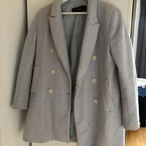 Kappa - En jättefin ljusblå kappa som använts en del. Den är lite nopprig och smutsig på fickorna (se bild 3) samt att innerfickan på höger sida är trasig. Men det tänker man inte på när man ser den. Älskar denna men har tröttnat på den. Den är från Zara.