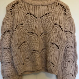 Tröja rosa Gina tricot strl m - Tröja från Gina tricot i rosa! Den är använd men fortfarande fint skick. Lite lite nopprig men inget som man tänker på, vid intresse kan jag skicka bild. Storlek m men passar fint på xs/s också. Frakt tillkommer! Hör av er om ni har några frågor!💕