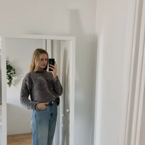 Grå sweatshirt - Grå tröja jätteskönt material i storlek M från Love Knitwear. 