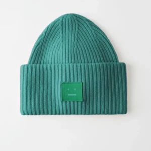 Acne mössa - Säljer min jättefina acne mössa i en grön färg. Så fin o najs med en speciell färg som inte så många har!! Inte använd så mycket alls, säljer för att den inte längre kommer till användning. Köpt på acne butiken i Stockholm för ett års sen för 1100kr.