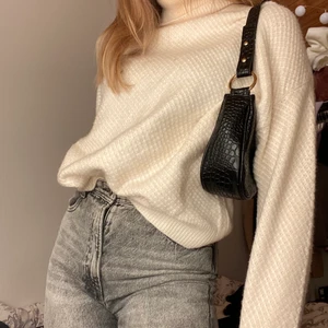 Tjocktröja - Säljer min mysiga långärmade tröja med krage som inte har kommit till användning. Som ny och utan defekter. 