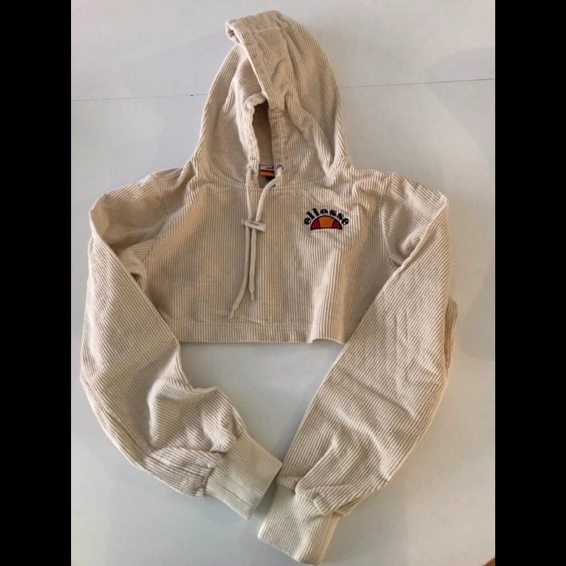 Elesse croppad vit hoodie strl 34