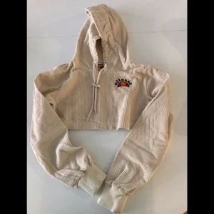 Elesse croppad vit hoodie strl 34 - Som ny, har tyvärr bara används några gånger. Nypris 400 kr, köpt i Köpenhamn. Fraktkostnaden står köparen för. Skriv om du är intresserad ❤️
