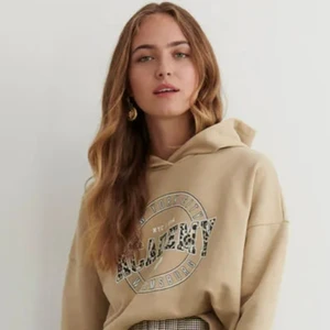 HOODIE - Mysig beige hoddie från gina, inte absvänd så mycket och skulle gärna spara men då jag inte använder den längre väljer jag att sälja den. Orginal pris: 299kr         mitt pris: 100 
