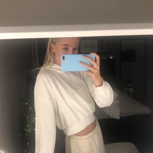 Vit croppad hoodie - Skitmysig och snygg croppad hoodie från bikbok. Slutsåld, knappt använd. Storlek Xs, buda🥰