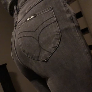 Rolla’s jeans - Nypris ca: 1100kr                                         Köpta för länge sedan, men dem är använda 2ggr och är i nyskick. Vet därför inte exakt pris. Dem är ganska stretchiga och väldigt högmidjade samt vida och fransade nertill. Frakt ingår i pris. 