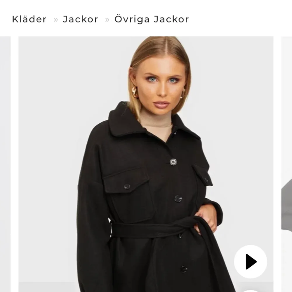 Säljer min svarta Nelly jacka i svart, den är i strl 34 och är oversized! Köptes för 699kr men Säljer för 570kr + frakt! . Jackor.