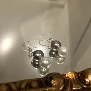 Egengjorda örhängen i äkta silver! Vita och gråa pärlor, 100kr + frakt