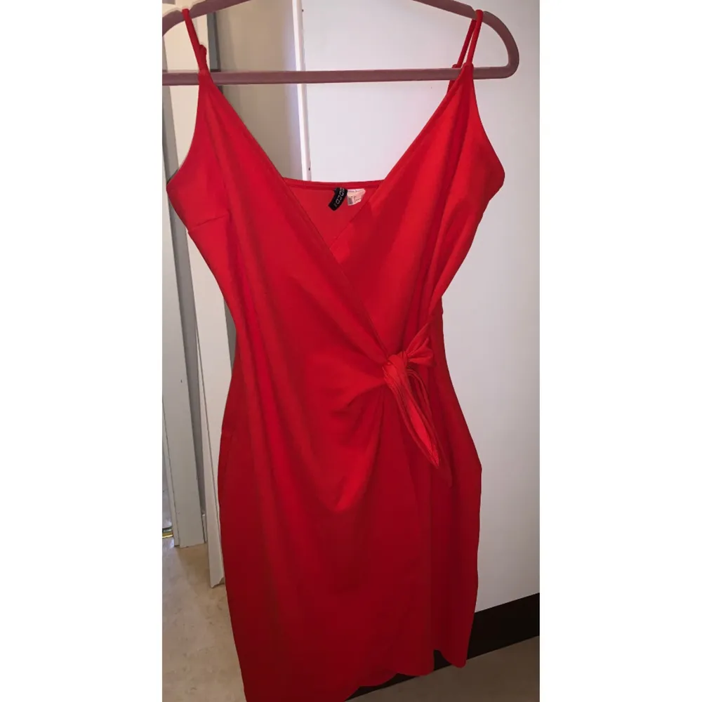 Röd fin klänning från H&M i fint skick. Frakt tillkommer . Klänningar.