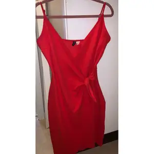 Röd fin klänning från H&M i fint skick. Frakt tillkommer 