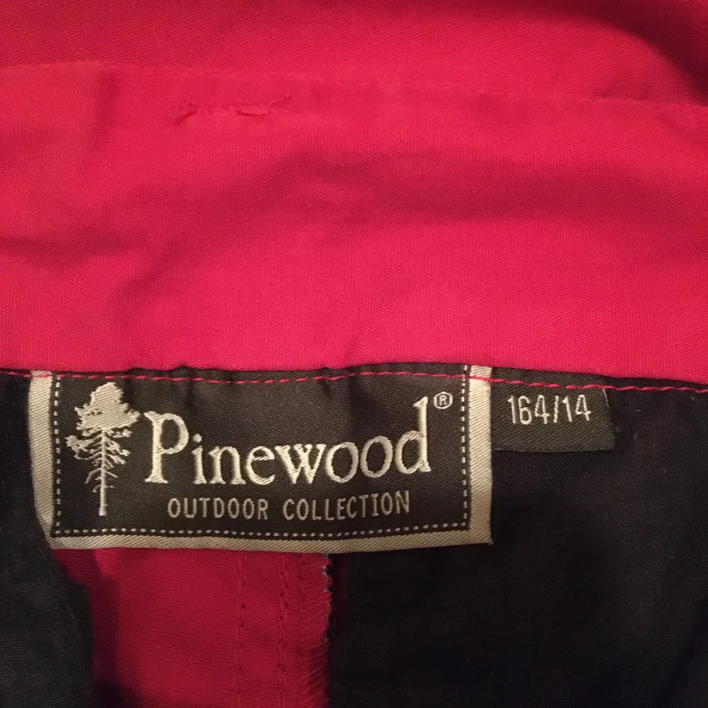 Ett par friluftsbyxor från Pinewood. Jättefint skick! Jag som är smal tycker att de är stora i midjan. Det är kardborreband vid fötterna. BARNSTORLEK! 🤍. Jeans & Byxor.