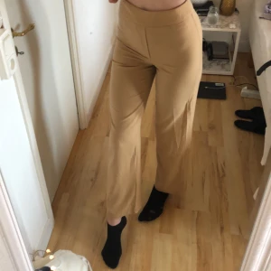 Beiga kostymbyxor  - Supersnygga kostymbyxor. Säljer då jag tröttnat på dem. Använt ca 4 gånger. Super långa, jag är 184 och de är till anklarna p mig.