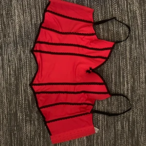 Röd korsett - Jättefin röd korsett med en ros detalj, säljer då den är för liten för mig. Står B kupa men skulle säga att den passar både B och C kupa! 😻