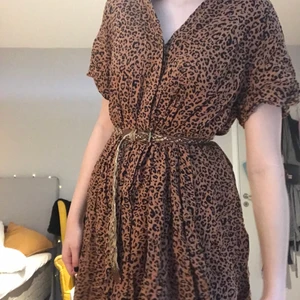 Leopard klänning - Lång leopard klänning i viskos. Fint begangnat skick. Sitter oversized på mig. Storlek 40, jag är 36/38. Skärpet ingår inte. Jag stryker klänningen innan skickas!