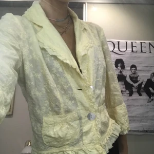 Blus  - En blus från promod i storlek 36/S. Färgen är väldigt gul beige, tyget är bomull med små broderingar över hela blusen. Super fin på sommaren, passar både till kjol och byxor. Använt den få gånger och nu på sista tiden har den hängt på en galge i garderoben. Köparen står för frakten som ligger på 65kr. 💗💗