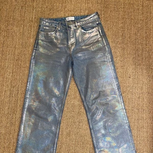 Silvriga byxor zara  - Silvriga, metallic jeans från zara! Jag köpte dessa byxor här på plick för 413kr. Långa jeans, men är lite för korta på mig som är 181cm. Storlek 40 men känns mindre typ en 36a eller 38a. Buda i kommentarerna om många vill ha dem.🥰 Bud på 450kr nu💕