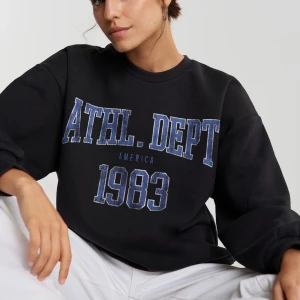 sweatshirt - sweatshirt med tryck från ginatricot i storlek m men passar mindre, slutsåld på hemsidan💕 skriv till mig vid intresse! köpare står för frakt😊