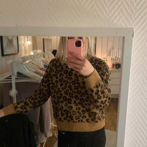 Leopard tröja i storlek S. Säljes för 100kr+frakt