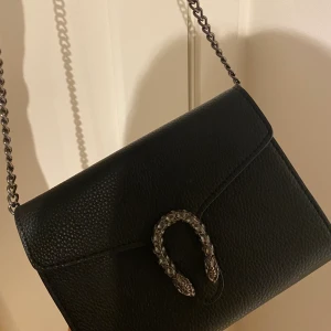 Väska - Svart väska med bra fack! Inte använd många gånger💖 Frakt tillkommer! 