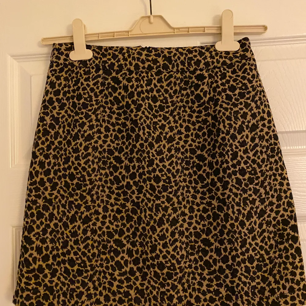 Leopard kjol från Nelly. Använd 1 gång. Blixtlås baksidan. Fraktkostnad tillkommer. Kjolar.