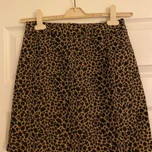 Leopard kjol från Nelly. Använd 1 gång. Blixtlås baksidan. Fraktkostnad tillkommer
