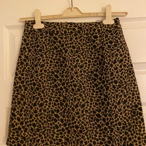 Nelly kjol  - Leopard kjol från Nelly. Använd 1 gång. Blixtlås baksidan. Fraktkostnad tillkommer