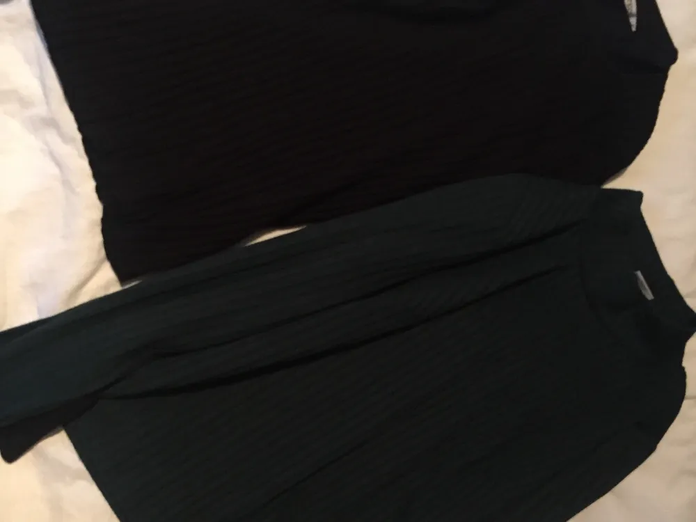 Två tröjor med krage ena är svart och andra mörk grön paketpris på båda . Tröjor & Koftor.