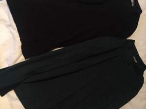 Två tröjor med krage ena är svart och andra mörk grön paketpris på båda 
