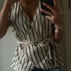 Randig blus  - Randig blus med knyte i sidan! Storlek: xs/s, knappt använd, bra skick