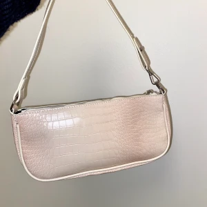 Väska - Superfin liten väska som tyvärr inte kommer till användning, nyskick! Den är stor inuti och det finns två små fack på sidorna💗 nypris 119kr 