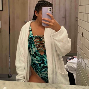  - Sjukt snygg baddräkt med snörning framtill som är justerbar så man kan visa så mycket/lite hud man vill. Använd vid detta tillfälle endast men säljes pga för liten nu, passar nån i storlek 36/XS/S