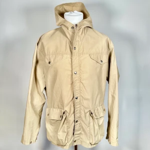 Vintage Fjällräven jacka  - En klassisk friluftsjacka från Fjällräven i använt skick. Kan hämtas i Uppsala eller skickas mot fraktkostnad.