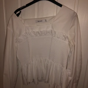 Vit blus  - Vit blus, med fint texti! 