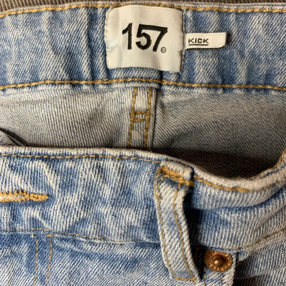 Ljusblå jeans i storlek L från Lager157. Köptes nyligen men knappt andvända. Enkla, sköna och passar till allt.. Jeans & Byxor.