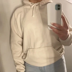 Hoodie från bikbok - En snygg hoodie från bikbok i storlek S! Skulle säga att den är i bra skick💞 Kommer tyvärr inte till användning längre. 